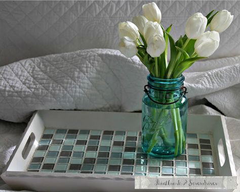 Glass tiles give a traditional tray a lovely touch (and so does a vase of tulips, of course). Get the tutorial at Frugal Foodie Mama »   - HouseBeautiful.com Tile Upcycle, Glass Tile Crafts, Ceramic Tile Crafts, Leftover Tile, Recycled Ideas, Interesting Crafts, Stone Projects, Mosaic Tray, Winter Projects