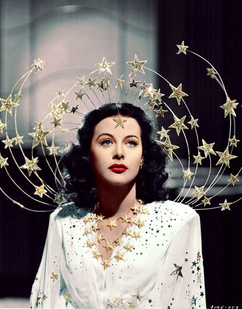 Ziegfeld Girls, Hollywood Vintage, Hedy Lamarr, Diy Galaxy, Diy Kostüm, Halloween Desserts, Halloween Carnival, Elizabeth Taylor, Vintage Hollywood