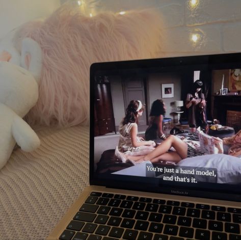 gossip girl💅🏻 Watching Gossip Girl, Hand Model, Girls Watches, Alter Ego, My Vibe, Gossip Girl, Movie Night, Outfit Inspo