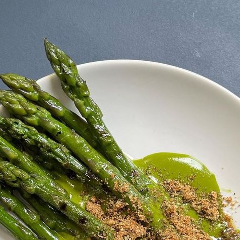 Herrlich Dining & Recipes on Instagram: "asparagus, green miso hollandaise, pumpkin seed pangrattato ☘️ let’s get green and try something new with the last asparagus of this year! it’s a tough farewell .. let us know what your favorite asparagus dish of this season was 💙 here comes our recipe: Ingredients for 2 500g green asparagus 1 garlic clove good olive oil 1-2 slices old sourdough bread 4 tbsp. pumpkin seed 1 tsp. white miso paste 2 hands full spinach 3 egg yolks 1 tbsp. Lemon j White Miso Paste, Green Era, Maldon Salt, Asparagus Dishes, Spring Menu, Miso Paste, Sauce Hollandaise, White Miso, 2 Hands