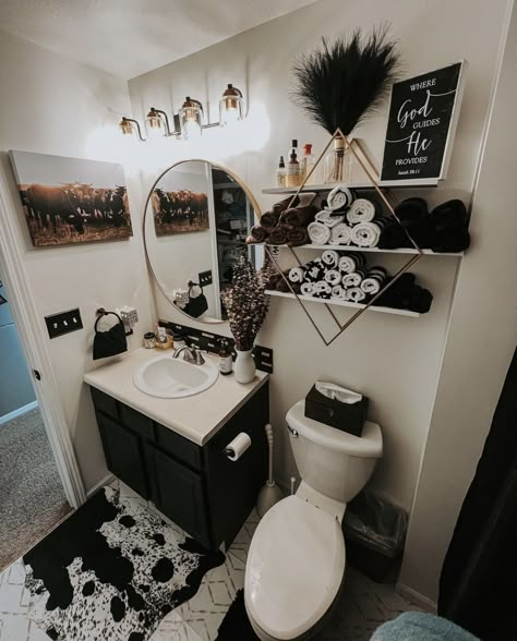 Trailer Bathroom Ideas, Black And Gold Bathroom Decor Ideas, Small Bathroom Decorating Ideas, Design Small Bathroom, Western Bathroom Decor, Small Bathroom Inspiration, Western Bathroom, Girl Apartment Decor, Gold Bathroom Decor