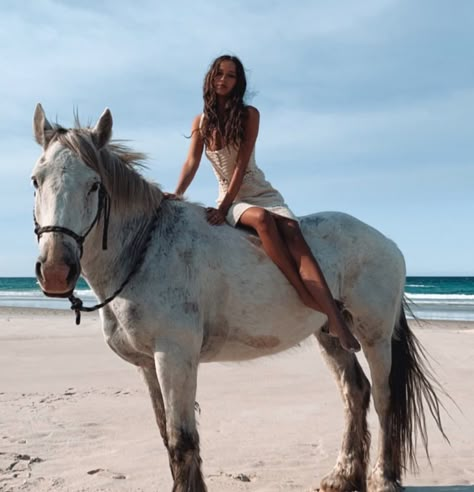 Dark Fairytale Aesthetic, Equestrian Photoshoot, Horse Photography Poses, Horse Riding Aesthetic, Isabelle Mathers, Bareback Riding, Fairytale Aesthetic, Majestic Animals, White Horses