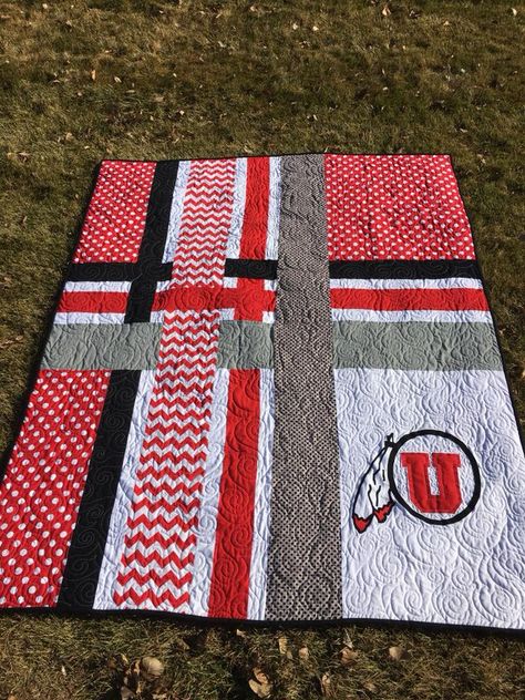 college quilt idea School Blanket Ideas, Collegiate Quilt Patterns, College Quilt Patterns, Senior Quilt Ideas, Football Quilt Pattern, Baseball Quilts Ideas, Graduation Quilt Ideas, Football Quilts Ideas, Sports Quilts Patterns Ideas