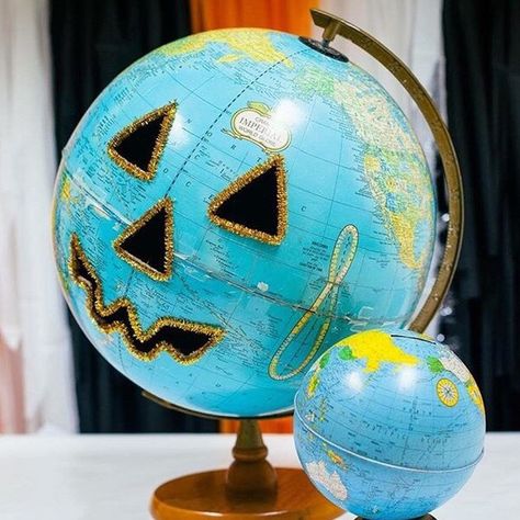 Teal Pumpkin Ideas, Free Halloween Pictures, Halloween Globe, Unique Pumpkin Decorating, Decorating With Pumpkins, Pumpkin Decorating Diy, Globe Ideas, Teal Pumpkin Project, Blue Halloween