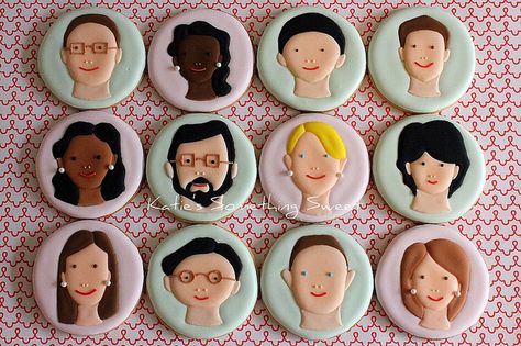 #idea #ritratto #biscotti #ilvizietto Portrait Cookies, Basketball Cookies, Royal Icing Piping, Royal Icing Decorated Cookies, Royal Icing Decorations, Piping Icing, Pretty Cookies, Sweet Cookies, Dessert Decoration