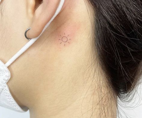 Little Sun Tattoo, Small Tattoos Behind The Ear, Tattoo Ideas Sun, Tattoos Behind The Ear, Unique Tattoos Black Women, Tattoo Sonne, Behind The Ear Tattoo Ideas, Sunshine Tattoo, Behind The Ear Tattoo