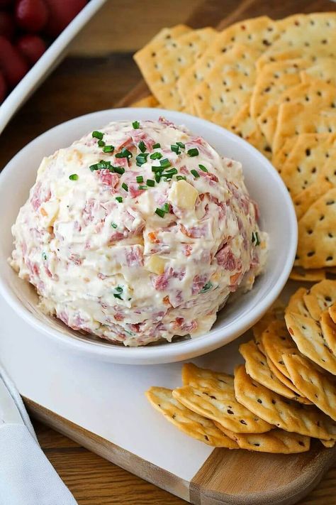 Creamed Chipped Beef Cheese Ball Beef And Cream Cheese Dip, Dried Beef Dip, Chipped Beef Cheese Ball, Beef Cheese Ball, Chipped Beef Dip, Creamed Chipped Beef, Beef Appetizers, Beef Dip, Cream Cheese Dip