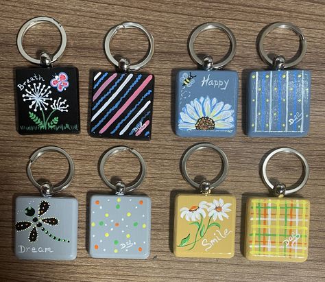 Key Chains For Boys, Keychain Painting, Chain Painting, Homemade Keychains, Harry Potter Drawings Easy, Keychain Diy Easy, Painted Magnets, Square Keychain, Paint Keys