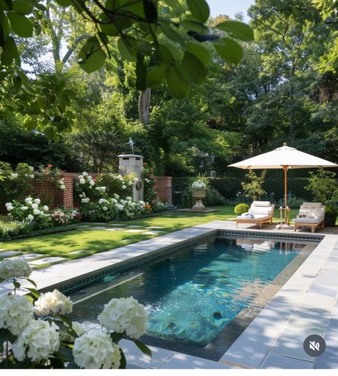 Hamptons Pool, Country Pool, Backyard Deck Ideas, Miami Decor, Creative Backyard, Cozy Seating Area, Pool Features, Pool Landscape Design, Elegant Garden