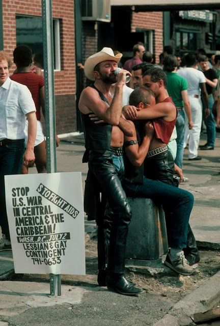 vintage everyday: 44 Amazing Photographs That Captured Daily Life of New York City in 1983 Thomas Hoepker, Mixed Race Couple, Gay History, African American Family, Manhattan Skyline, Gay Fashion, Magnum Photos, Fashion Icons, Documentary Film