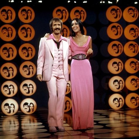 Real-life drama unfolds during Sonny & Cher's years on TV (1976) #sonnyandcher #sonny #cher #vintageTV #varietyshow #seventies #1970s #70s #celebrities #television #clickamericana Sony And Cher, Cher 1960s, Sonny And Cher Show, Cher 70s, 70s Celebrities, 70s Sitcoms, Cher Fashion, Cher Looks, Cher Costume