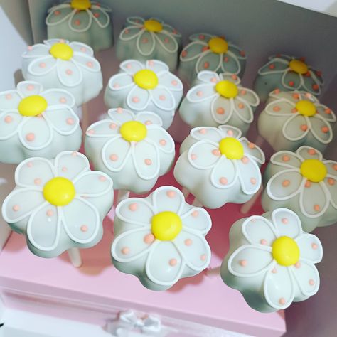 Cake Pop Flowers, Two Groovy Cake Pops, Groovy Cakepops, Summer Cakepops, Cakepops Ideas Decoration, Daisy Cakesicles, Spring Cakepops Ideas, Flower Cakepop Ideas, Daisy Cake Pops