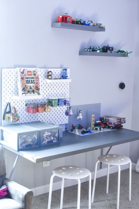 Lego Bench, Lego Play Area, Boston Bedroom, Lego Desk, Lego Bedroom, Wall Bench, Space Themed Bedroom, Cozy Desk, Lego Boards