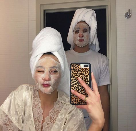 Face Mask Couple Aesthetic, Couples With Face Masks, Face Mask Couple Pictures, Couple Face Mask, Couples Face Masks Aesthetic, Face Mask Couple, Face Masks Skin Care Aesthetic Couple, Couple Facial Mask Aesthetic, Face Mask Coupled