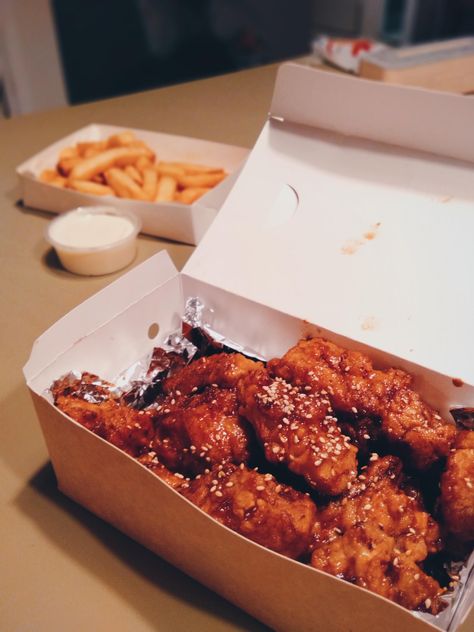 [I ate] some boneless sweet n sticky Korean Fried Chicken from my local Korean joint. #food #meal #foods #healthyfood #keto Korean Takeout, Fried Chicken Boneless, Chicken Boxes, Korean Fried Chicken, Snap Food, Boneless Chicken, Fried Chicken, Creative Writing, Chicken Wings