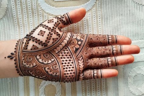 Front Hand Palm Mehndi Designs Unique, Easy Mahendiii Design, Front Hand Mehndi Simple, Mhendi Design Unique Latest Front Hand, Mehndi Motifs, Mehndi Design Unique, Karwa Chauth Mehndi, Mehndi Design New, Front Hand Mehndi Design