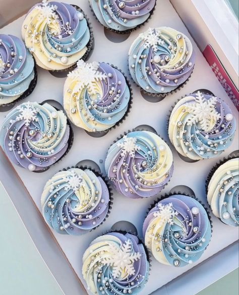 Elsa Food Ideas, Winter Wonderland Cupcakes Blue, Winter Birthday Cupcake Ideas, Disney Frozen Cupcake Ideas, Blue Purple Cupcakes, Frozen Birthday Cupcakes Ideas, Frozen Birthday Party Cake Cupcakes, Frozen Disney Desserts, Elsa Birthday Food