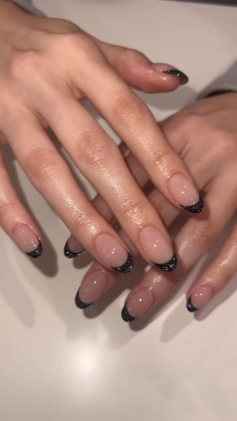 Short Oval Nails Designs Black, Black Hoco Nails Almond, Sparkly Black French Tip Nails Almond, Nail Inspo For Black Prom Dress, Black Sparkle Tip Nails, Black Reflective Nails, Black Sparkle Acrylic Nails, Black Chrome French Tip Nails, Glittery Black Nails