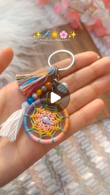 Handmade Keychains Diy, Dream Catcher Keychain, Ankle Bracelets Diy, Dream Catcher Craft, Handmade Keychains, Art And Craft Videos, Keychain Handmade, Fun Easy Crafts, Crystal Suncatchers