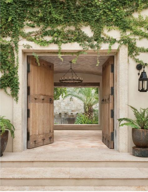 Entrada a la casa con l ventana, una buena opción Courtyard Entry, Bali House, Casa Country, Casas Coloniales, Hacienda Style, Spanish Style Homes, Casa Exterior, Open Door, Spanish House