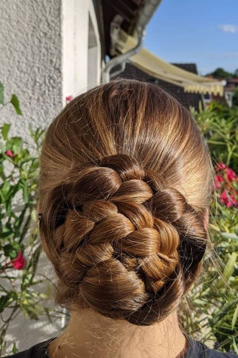 Stylish, practical, and unique: don’t let this summer pass by without trying the awesome chignon tressé hairstyle! // Crédit photo : Instagram @lizzielaaa Top 20, This Summer, Long Hair, Hair, Instagram