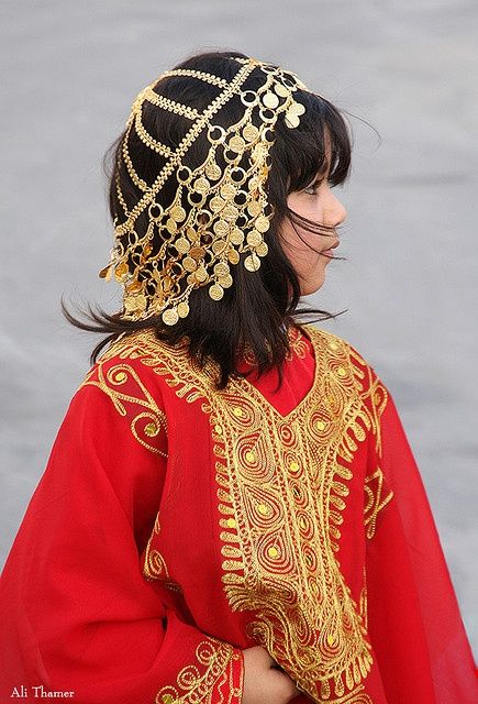 Bahrain Traditional clothing. Costumes Around The World, Diy Costumes Women, Arab Culture, Kaftan Style, Manama, Crochet Girls, Traditional Clothes, Women Diy, Folk Costume