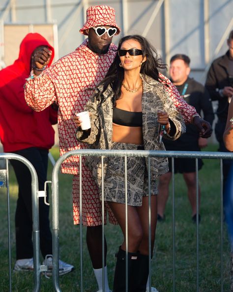 Vogue | Hunter wellies in a heatwave? At #Glastonbury, anything goes. Tap the link in bio to discover the best celebrity festival style, from… | Instagram Hunter Wellies Outfit, Wellies Outfit, Glastonbury Festival Fashion, Daisy Edgar Jones, Hunter Wellies, Glastonbury Festival, Festival Style, Florence Pugh, Anything Goes