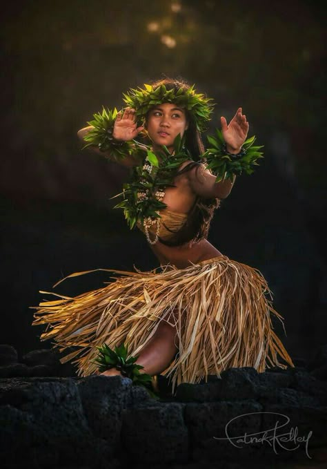 Hawaiian Girl Aesthetic, Hawaii Culture, Hula Dancing, Ori Tahiti, Hawaiian Girl, Tahitian Dance, Polynesian Dance, Hawaiian Woman, Hawaii Hula