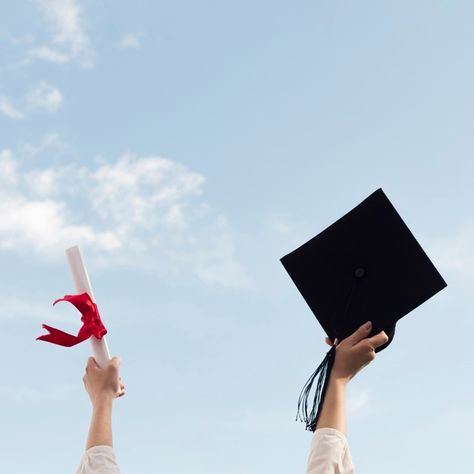 Up Graduation Cap, Graduation Poses Ideas, High School Graduation Ideas, School Graduation Ideas, College Graduation Photoshoot, College Graduation Photos, Graduation Photography Poses, Graduation Poses, University Graduation