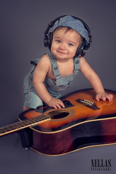 Baby Boy Photoshoot Ideas, Music Themed Maternity Shoot, Guitar Newborn Pictures, Birthday Photoshoot Ideas Boys, Newborn Photos With Guitar, Photo Bb, 5 Month Baby, Baby Shower Pictures, Boy Photo Shoot