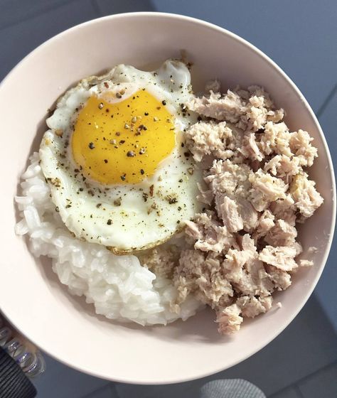 bowl for lunch. rice + tuna + egg Tuna Aesthetic, Rice And Tuna, Wl Food, Tuna Rice Bowl, Tuna And Rice, Tuna Bowl, Tuna Rice, Fried Rice With Egg, Tuna And Egg