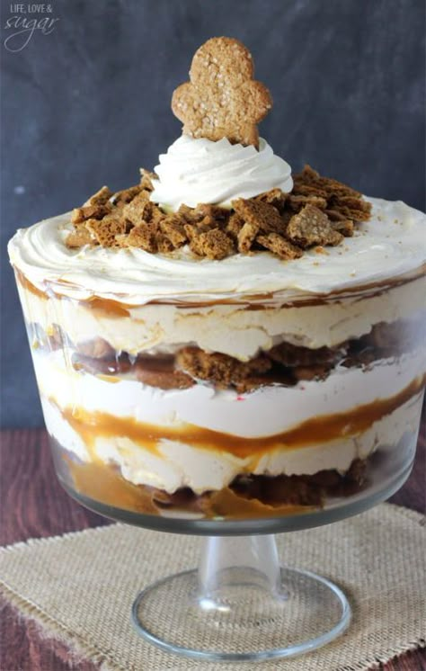 Visions of gingerbread cheesecake trifles will dance in your head. Get the recipe from Life, Love, and Sugar. Caramel Trifle, Gingerbread Dessert Recipes, Whipped Caramel, Cheesecake Christmas, Christmas Trifle Recipes, Gingerbread Trifle, Desserts Nutella, Life Love And Sugar, Gingerbread Dessert