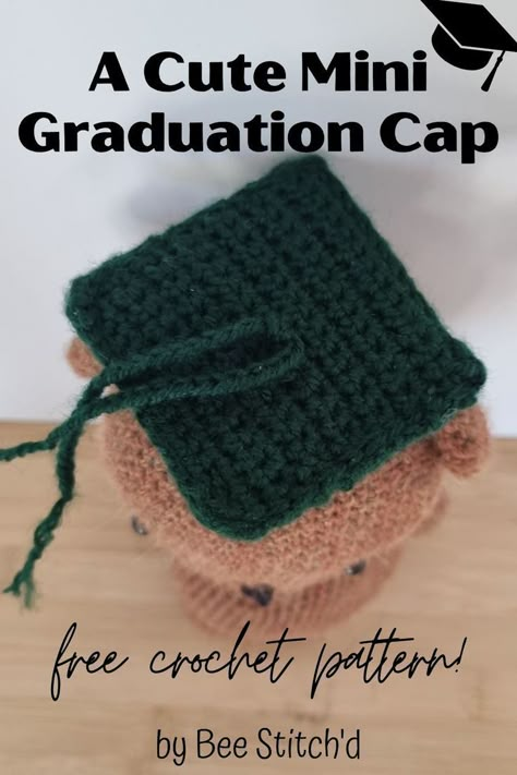 Make this mini gratuation cap free pattern that fits perfectly on your amigurumi's head! Make these cute graduation caps for the grad in your life. Graduation Cap Crochet Pattern, Graduation Hat Crochet, Graduation Cap Crochet, Crochet Grad Cap, Crochet Graduation Cap, Crochet Beautiful, Grad Hat, Cap Ideas, Mini Crochet