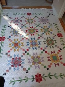 Sewing & Quilt Gallery: 1930's quilt Vintage Floral Quilt Patterns, Vintage Quilt Patterns 1930, Floral Quilt Patterns, Vintage Quilt Patterns, Vintage Quilts Patterns, Yo-yos, Floral Quilt, Vintage Quilt, Flower Center