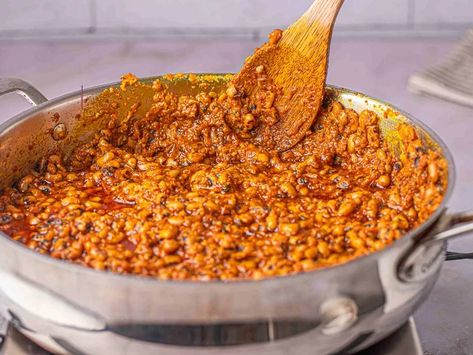 Ewa Riro (Nigerian Stewed Beans) Recipe Nigerian Beans Recipe, Nigerian Beans, Stewed Beans, Nigerian Stew, Creamy Beans, How To Boil Rice, Dried Peppers, How To Cook Beans, Plantains Fried