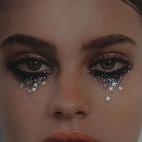 Tear Make Up Eyes, Glitter Makeup Ideas Festival, Grunge Glitter Makeup, Gliterry Eye Makeup, Midnights Make Up Look, Euphoria Glitter Makeup, Glitter Makeup Aesthetic, Halloween Glitter Makeup, Rave Makeup Glitter