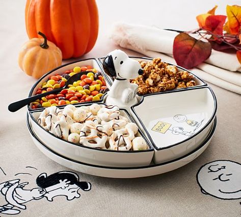 Snoopy Pottery, Painted Lazy Susan, Snoopy Things, Snoopy Items, Diy Halloween Decorations Outdoor, Snoopy Gifts, Halloween Decor Diy, Classy Halloween Decor, Snoopy Collectibles