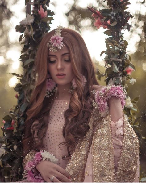 Sarah Mehendi Hairstyles, Pakistani Bridal Hairstyles, Bridal Mehndi Dresses, Wedding Flower Jewelry, Pakistani Bridal Makeup, Pakistani Wedding Outfits, Bridal Photoshoot, Pakistani Bridal Dresses, Pakistani Wedding Dresses