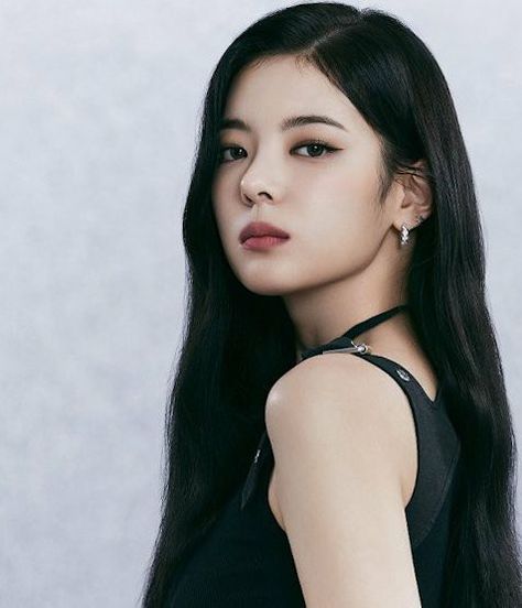 Bts And Blackpink Lightstick Wallpaper, Princess Lia, Itzy Lia, J Pop, First Girl, Girl Bands, Korean Pop, Beauty Inspiration