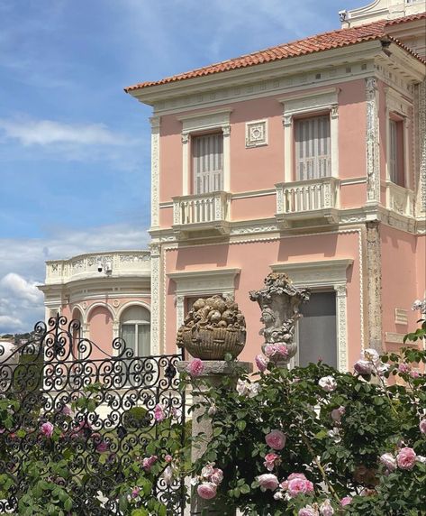 Pink Old Money Aesthetic, Pink House Exterior, Old Money House, Dream House Aesthetic, Cute Houses, Pretty Houses, House Aesthetic, Pink House, Spanish House