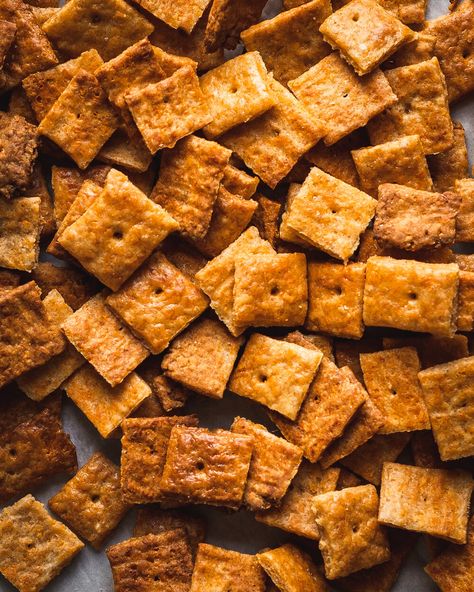 Discard Cheese Crackers, Pocket Recipes, Sourdough Discard Crackers, Cheese Sourdough, Discard Crackers, Homemade Cheez Its, Sourdough Crackers, Cheesy Crackers, Cheddar Crackers