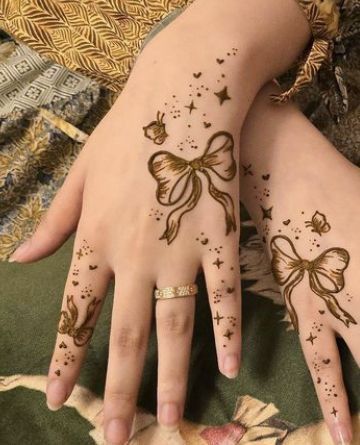 Cute Easy Mehndi Designs, Cool Mehendi Designs Henna Tattoos, Aesthetic Mehndi Simple Design, Eid Mehndi Aesthetic, Simple Pretty Mehndi Designs, Aesthetic Henna Tattoo Designs, Mehndi Inspo Simple, Aesthetics Mehendi Designs, Mehendi Designs Simple Aesthetic