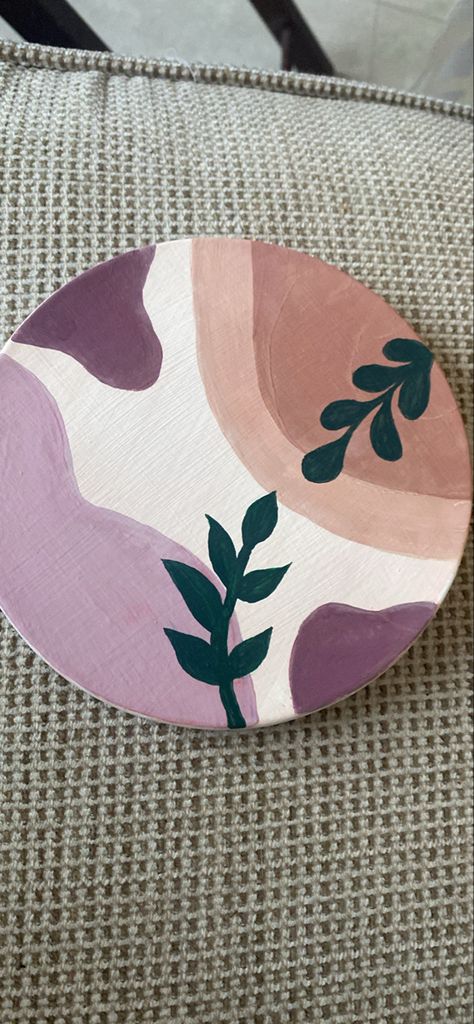 Simple Circle Paintings, Cute Paintings On Small Canvas, Easy Painting Ideas On Circle Canvas, Circle Canvas Art Ideas, Wooden Circle Painting Ideas, Painting Ideas On Round Canvas, Painting Ideas On Circle Canvas, Circle Canvas Painting Ideas, Circle Painting Ideas Easy