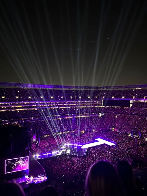 Music Industry Aesthetic, Taylor Swift Stage, Taylor Swift Concert Aesthetic, World Tour Aesthetic, The Eras Tour Aesthetic, Concert Crowd, Coldplay Concert, Concert Stage Design, Career Vision Board