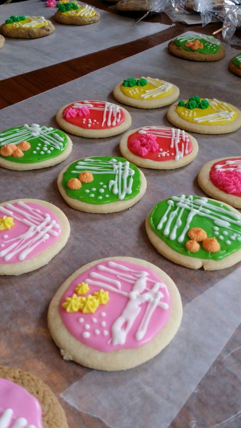 Petri dish cookies Science Lab Cake Ideas, Lab Week Desserts, Biology Themed Party, Microbiology Cookies, Biology Cookies, Science Desserts, Lab Week Ideas, Science Cookies, Science Cake