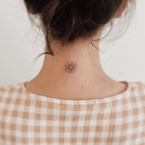 101 Best Daisy Tattoo Ideas You'll Have To See To Believe! - Outsons Small Daisy Tattoos For Women, Daisy Tattoo Ideas, Small Daisy Tattoo, Bloom Tattoo, Mundo Hippie, Daisy Tattoo Designs, Enough Tattoo, Button Tattoo, Round Tattoo