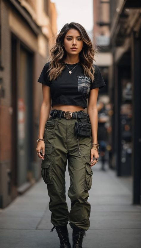 Elegant Cargo Pants, Cargo Pants Outfit Street Style Women, Classy Edgy Outfits, Urban Street Style Women, Military Style Outfits, Cargo Pants Outfit Street Style, Rocker Chic Outfit, Women's Cargo Pants, Cargo Pants For Women