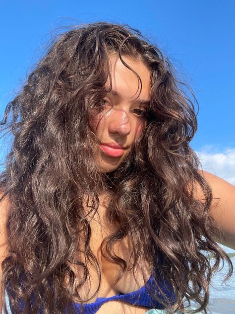 Beach Hair Aesthetic Brunette, Long Brown Wavy Hair Beach Waves, Brunette Curly Hair Aesthetic, Beachy Hair Brunette, Beachy Dark Brown Hair, Brunette Curly Hair Girl, Brown Hair Beach Waves, Beach Waves Brown Hair, Beach Waves Brunette