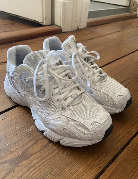 White Gym Shoes, Snickers Shoes, Snicker Shoes, Dad Shoes, Sport Shoes Women, Shoe Inspo, Aesthetic Shoes, Casual Accessories, Swag Shoes