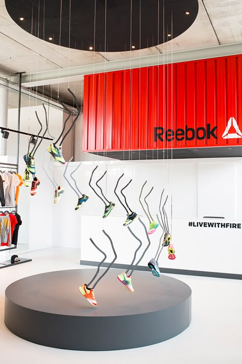 Sport Shop Interior Design, Sports Window Display, Shoe Store Design, Retail Space Design, Visual Merchandising Displays, Window Display Design, Showroom Interior Design, Showroom Design, Retail Store Design